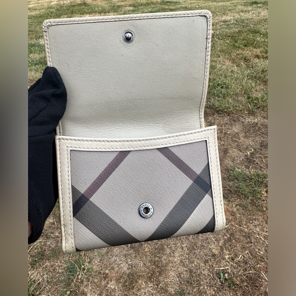 Burberry Smoky Nova Check Compact Wallet with COA Preloved - Picture 2 of 10